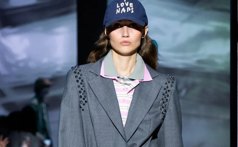 Preppy nanovo interpretované na Answear RUNWAY SS26 – inteligentná nonšalantnosť otvára novú sezónu